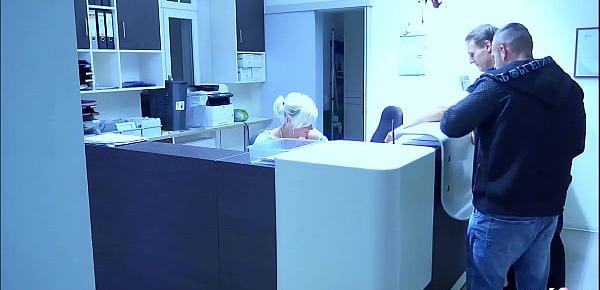 Deutsche Krankenschwester von 2 Typen zum Dreier Sex in Praxis ausgetrickst